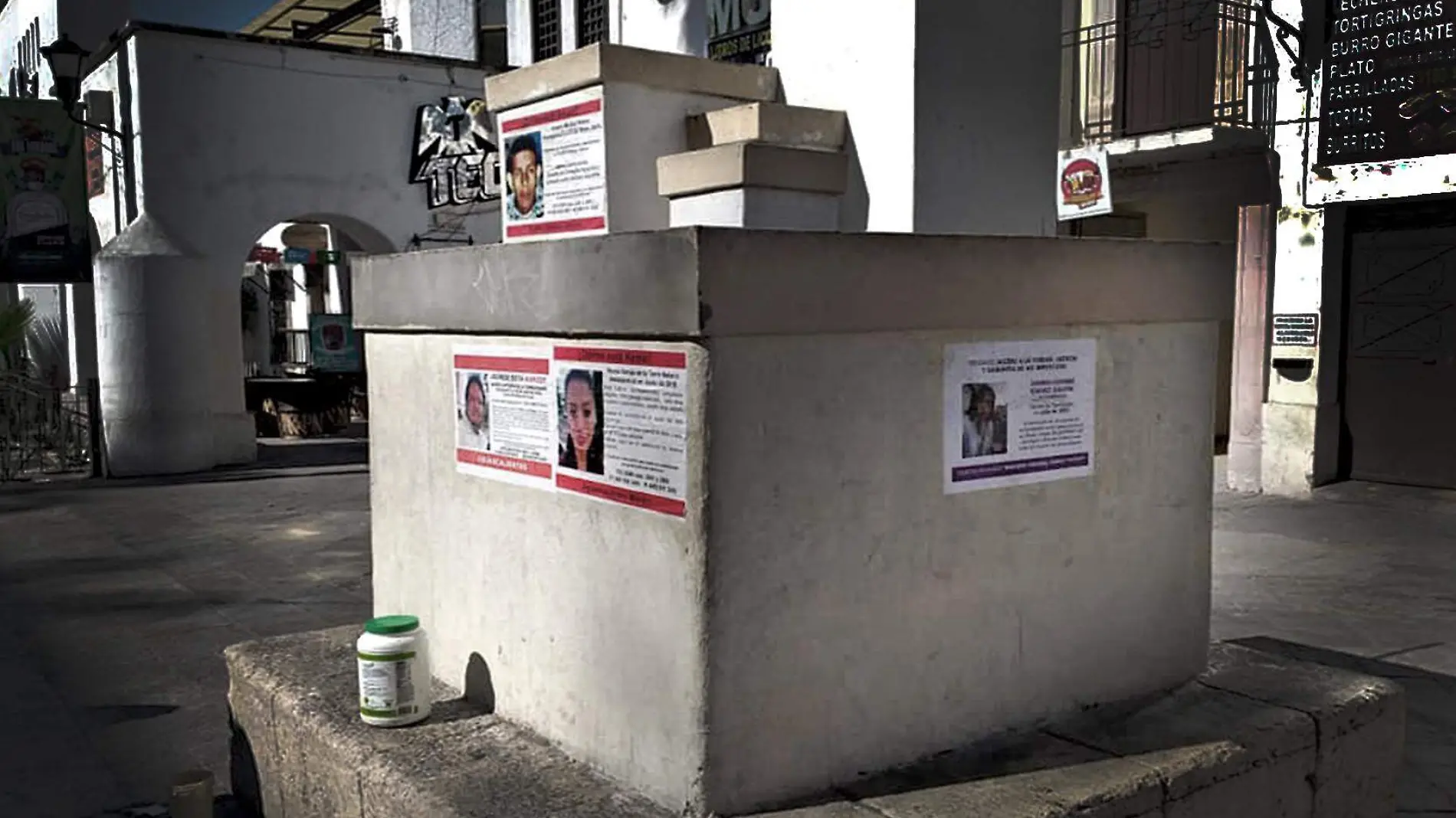 barda con carteles de personas desaparecidas